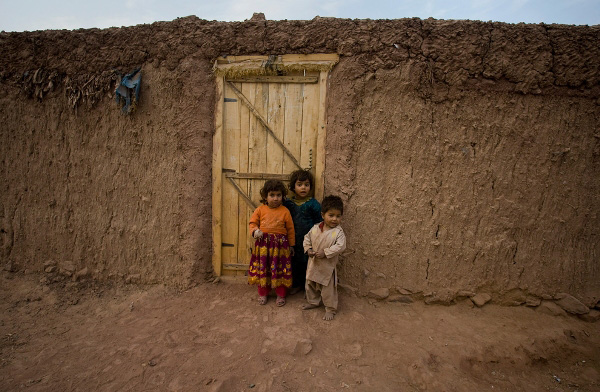 Cuộc sống "lụp xụp" của 1 tỷ người tại khu ổ chuột 3