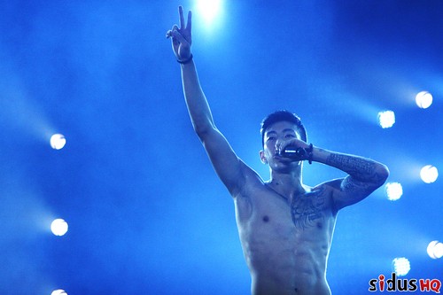 leeteuk-suu-phanh-ao-khoe-body-sexy-tren-san-khau