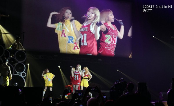 solo-concert-tai-my-cua-2ne1-thanh-cong-ruc-ro