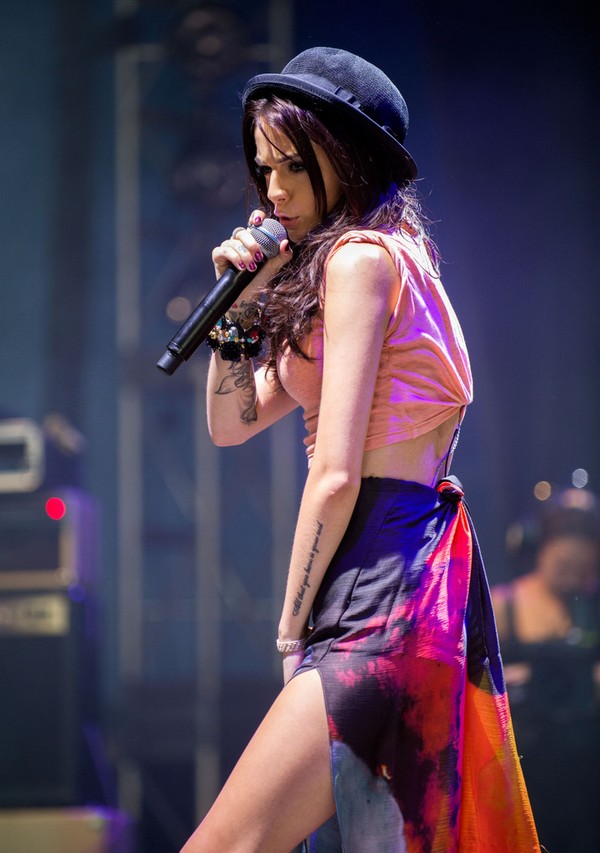 cher-lloyd-bi-nem-nuoc-tieu-khi-dang-dien