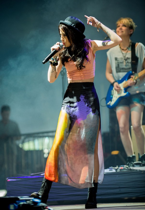 cher-lloyd-bi-nem-nuoc-tieu-khi-dang-dien