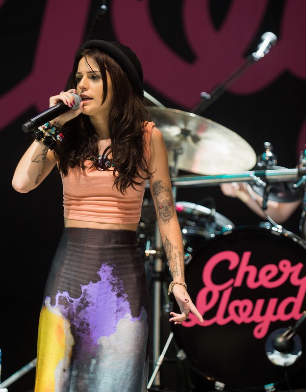 cher-lloyd-bi-nem-nuoc-tieu-khi-dang-dien