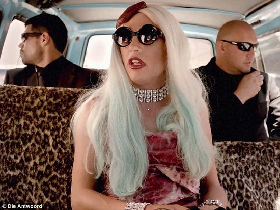 Gaga bị bôi bác cực kinh dị 1