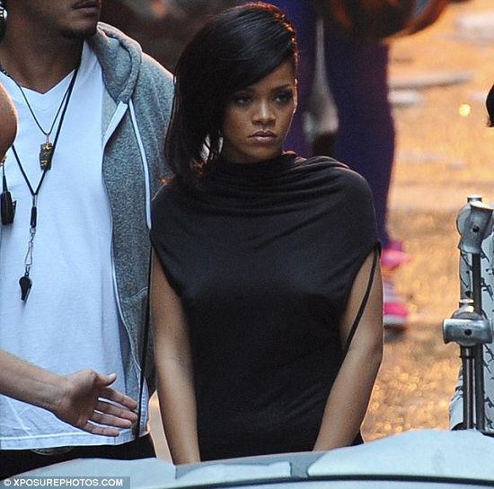 Rihanna diện đồ mỏng tang lộ phần nhạy cảm 2