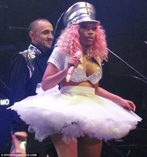 Nicki Minaj (lại) để lộ miếng dán ngực 2