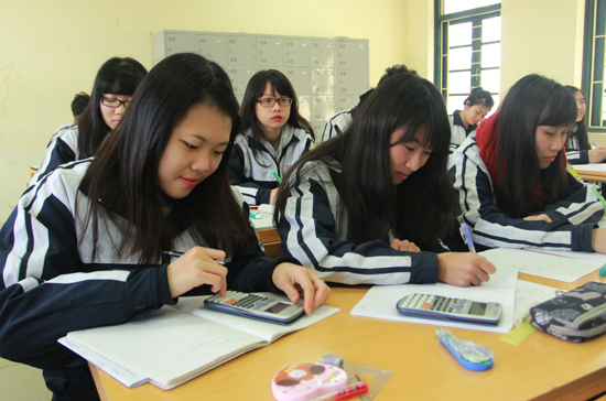 Giờ ôn tập toán của học sinh khối 12 trường THPT Phan Huy Chú, quận Đống Đa. Ảnh: Phạm Hùng