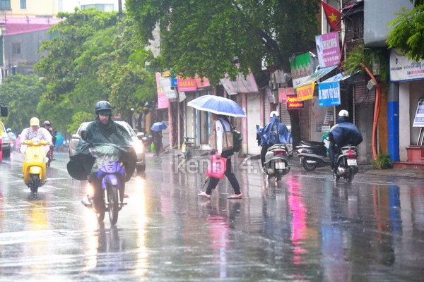 teen-ha-noi-di-hoc-trong-mua-bao