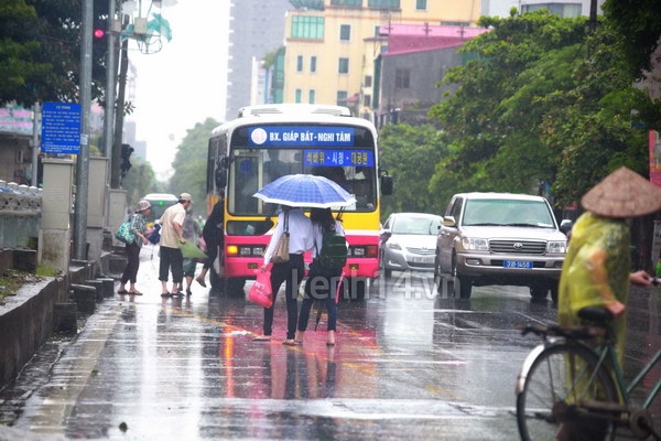 teen-ha-noi-di-hoc-trong-mua-bao