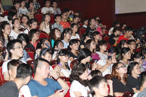 chay-cung-show-kpop-cover-hoanh-trang-tai-ha-noi