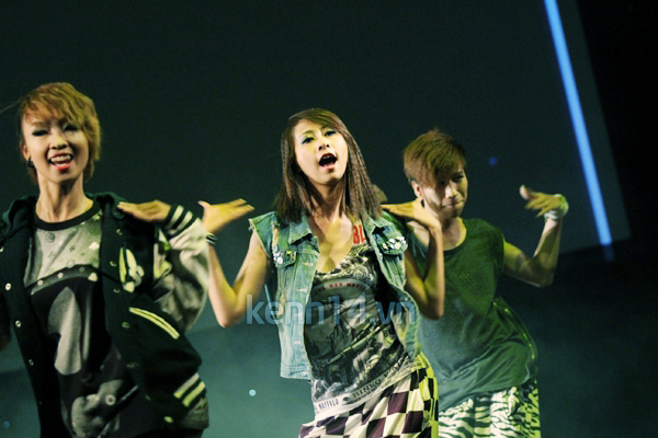 chay-cung-show-kpop-cover-hoanh-trang-tai-ha-noi