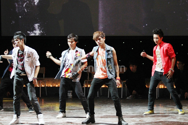 chay-cung-show-kpop-cover-hoanh-trang-tai-ha-noi