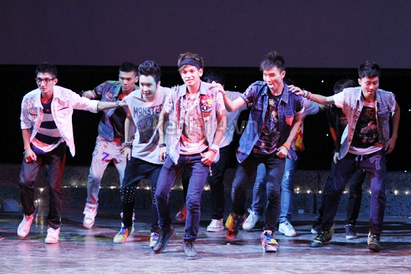 chay-cung-show-kpop-cover-hoanh-trang-tai-ha-noi chay-cung-show-kpop-cover-hoanh-trang-tai-ha-noi