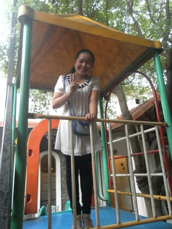 nu-sinh-ngoai-thuong-cover-safe-and-sound-gay-sot