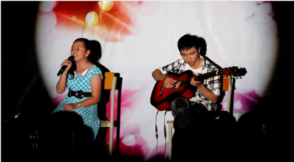 nu-sinh-ngoai-thuong-cover-safe-and-sound-gay-sot