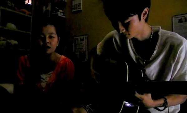 nu-sinh-ngoai-thuong-cover-safe-and-sound-gay-sot