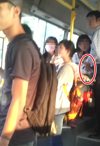 Hà Nội: Sốc với thanh niên sờ ngực bạn gái trên xe bus  2