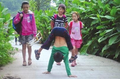 cam-dong-cau-be-10-tuoi-4-nam-trong-chuoi-di-hoc