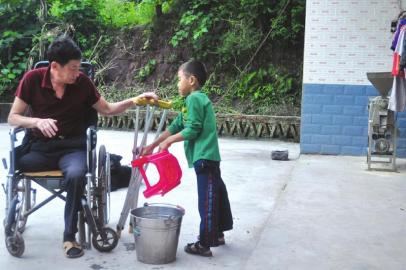cam-dong-cau-be-10-tuoi-4-nam-trong-chuoi-di-hoc