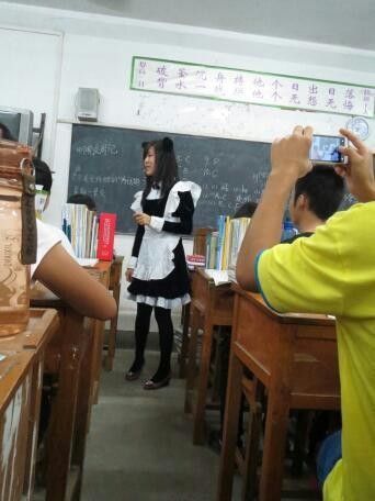 Phát sốt vì cô giáo mặc đồng phục "hầu gái" dạy học 1
