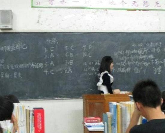 Phát sốt vì cô giáo mặc đồng phục "hầu gái" dạy học 3
