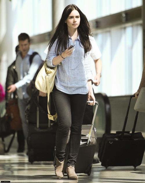 Mix đồ ng&agrave;y lạnh phong c&aacute;ch v&agrave; nhanh gọn như Lily Collins 1