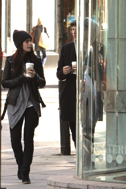Mix đồ ng&agrave;y lạnh phong c&aacute;ch v&agrave; nhanh gọn như Lily Collins 11