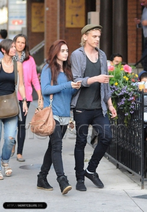 Mix đồ ng&agrave;y lạnh phong c&aacute;ch v&agrave; nhanh gọn như Lily Collins 2