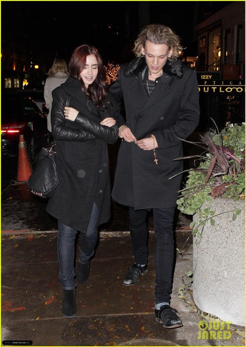 Mix đồ ng&agrave;y lạnh phong c&aacute;ch v&agrave; nhanh gọn như Lily Collins 20