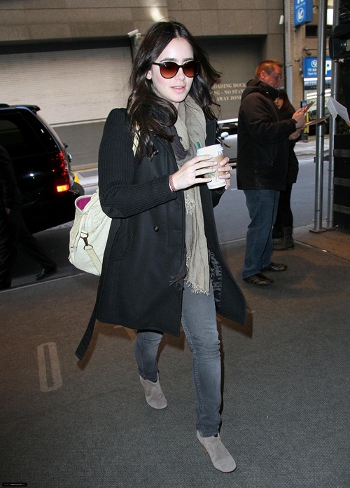 Mix đồ ng&agrave;y lạnh phong c&aacute;ch v&agrave; nhanh gọn như Lily Collins 21