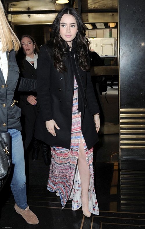 Mix đồ ng&agrave;y lạnh phong c&aacute;ch v&agrave; nhanh gọn như Lily Collins 23