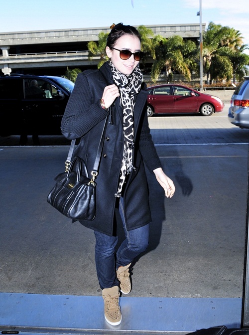 Mix đồ ng&agrave;y lạnh phong c&aacute;ch v&agrave; nhanh gọn như Lily Collins 31
