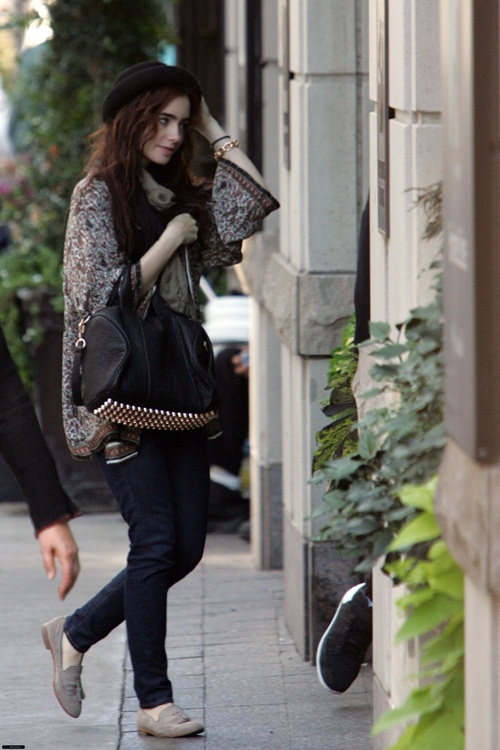Mix đồ ng&agrave;y lạnh phong c&aacute;ch v&agrave; nhanh gọn như Lily Collins 32