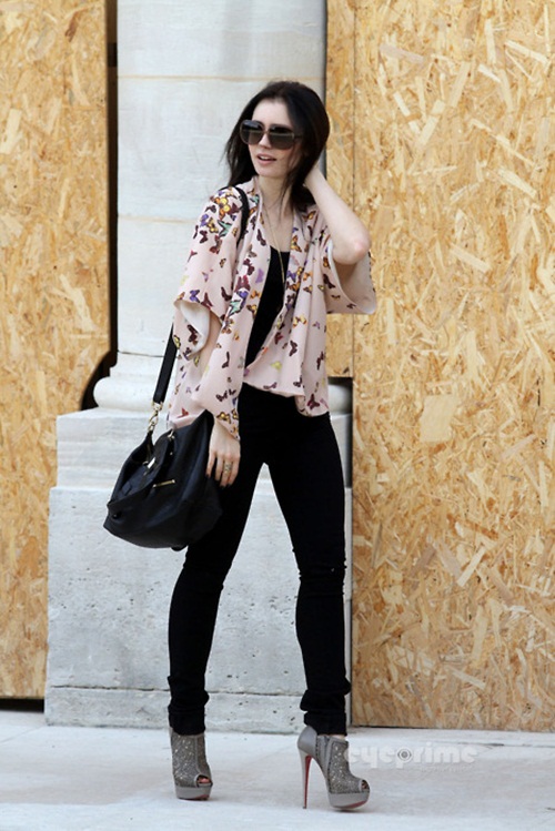 Mix đồ ng&agrave;y lạnh phong c&aacute;ch v&agrave; nhanh gọn như Lily Collins 4