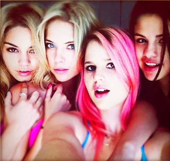 selena-vanessa-uon-eo-khoe-bung-mo