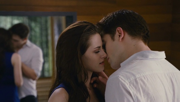 Bella - Edward nồng nàn “mi” nhau liên  tục 2