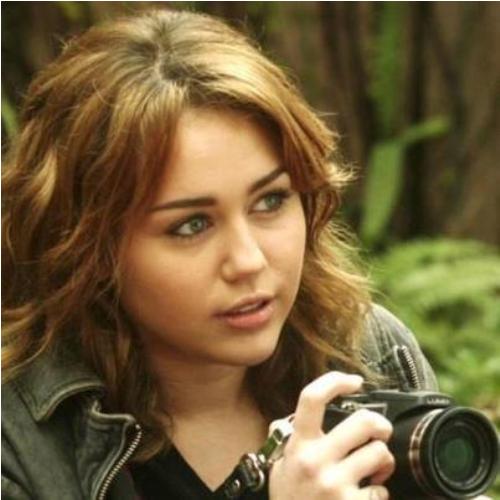 "Thám tử" Miley Cyrus coi thường FBI