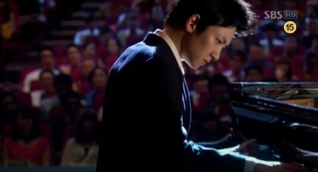 hoang-tu-piano-gay-ra-tran-hoa-hoan-khung-khiep