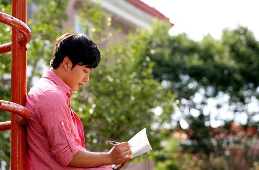 Yoo Seung Ho vật v&atilde; v&igrave; thất t&igrave;nh 5