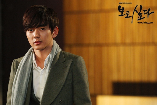 Yoo Seung Ho nhìn Yoon Eun Hye say đắm 3