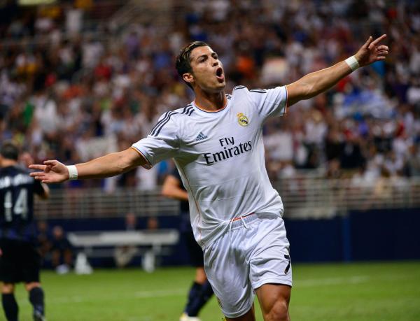 Cristiano Ronaldo tạo dựng tên tuổi của mình tại Man Utd trước khi gia nhập Real Madrid với giá trị kỷ lục 80 triệu bảng vào năm 2009. Đến nay, anh sở hữu 3 danh hiệu Quả bóng vàng và đã có một cậu con trai 4 tuổi.