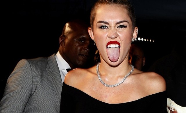 Miley Cyrus biến đổi từ ngôi sao của serie truyền hình Hannah Montana trở thành một biểu tượng “gái hư” của làng giải trí.