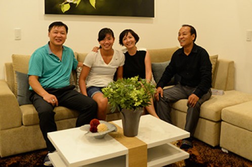 Vợ chồng doanh nhân Lê Hùng Mạnh chụp ảnh với thầy trò Ánh Viên (Ảnh: Tuổi Trẻ).
