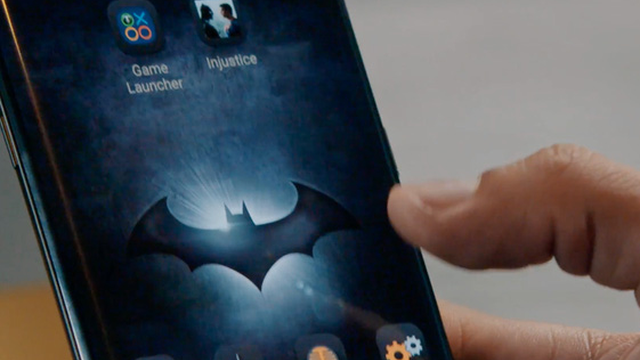 Batman thắng Superman là nhờ chiếc smartphone màu đen này