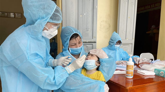 Hà Nội: Lấy mẫu xét nghiệm cho tiểu thương và người dân chợ Khương Đình sau  ca dương tính SARS-CoV-2