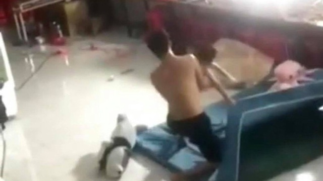 Xem clip con trai bị cha dượng đánh đập dã man ở Bình Dương, cha đẻ cầu cứu Tổng đài 111