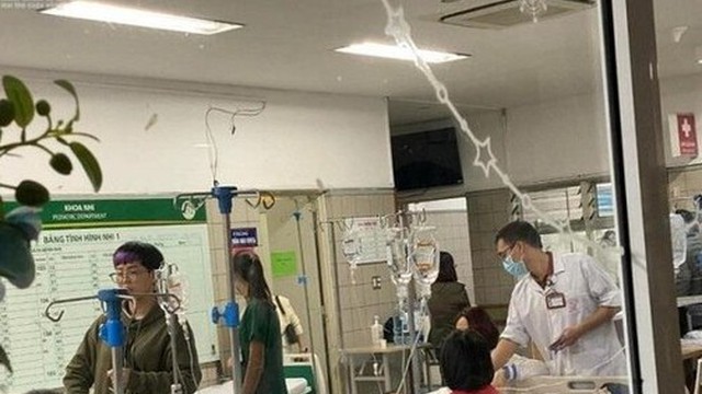 16 học sinh tiểu học ở Quảng Nam ngộ độc sau khi ăn kem ống trước cổng  trường
