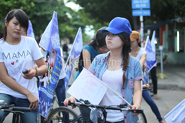 teen-da-nang-dap-xe-gay-quy-cho-sinh-vien-ngheo