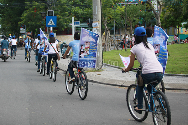 teen-da-nang-dap-xe-gay-quy-cho-sinh-vien-ngheo