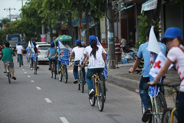 teen-da-nang-dap-xe-gay-quy-cho-sinh-vien-ngheo