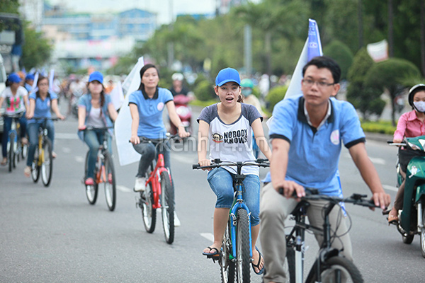 teen-da-nang-dap-xe-gay-quy-cho-sinh-vien-ngheo